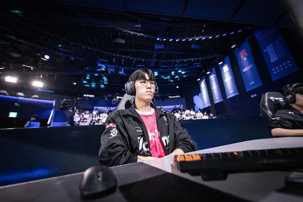 SofM vượt trội hơn Oner theo nhận định HLV Ren, cộng đồng đồng lòng tranh luận