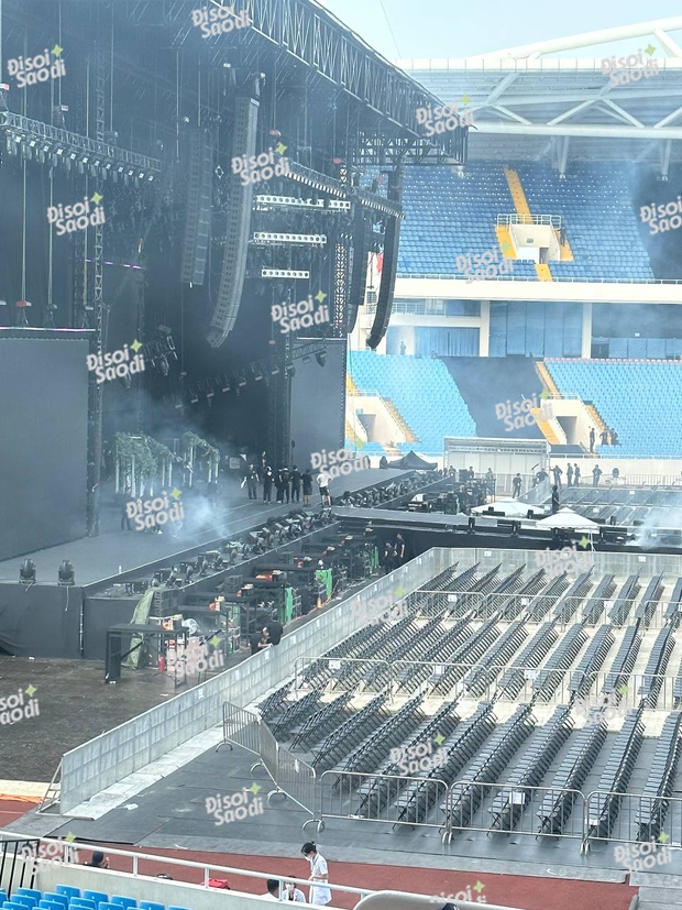 Nhan sắc nội gián đình đám: 4 thành viên BLACKPINK rời khách sạn đến sân khấu tập luyện cho concert tại Hà Nội