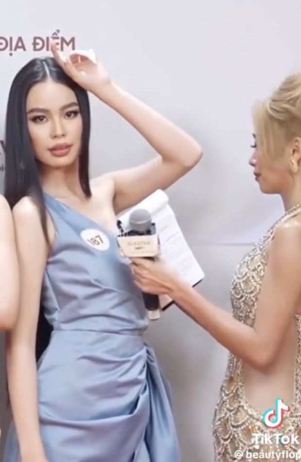 Thí sinh Miss Grand Vietnam gây tranh cãi với thái độ gây hấn trên thảm đỏ: MC 'chữa cháy' sự cố hớ hênh