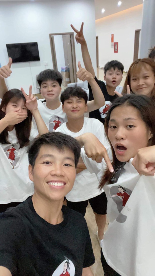 Huỳnh Như, nữ thần bóng đá Việt Nam, gửi tặng áo may mắn cho U19 nữ Đông Nam Á