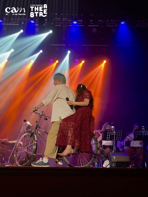 MC Diệp Chi khiến khán giả ngạc nhiên với màn diễn đồng thời đạp xe lên sân khấu