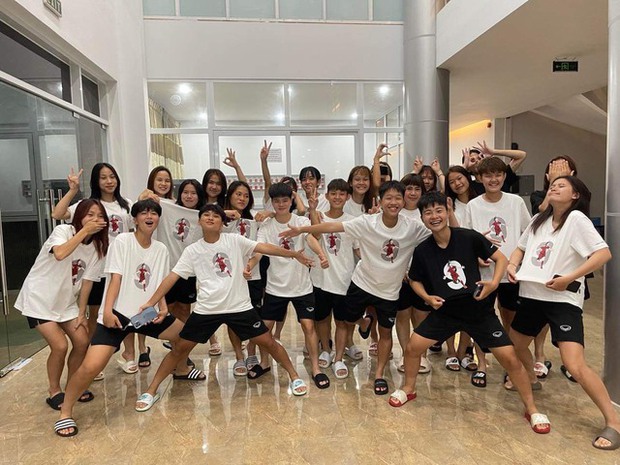 Huỳnh Như, nữ thần bóng đá Việt Nam, gửi tặng áo may mắn cho U19 nữ Đông Nam Á