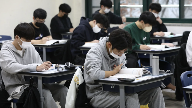 Giảm áp lực cho kỳ thi đại học kéo dài 8 tiếng, Hàn Quốc bỏ các câu hỏi hóc búa - Ảnh 1.