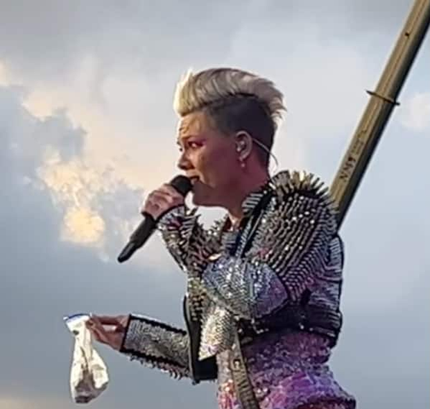 Cựu ngôi sao Kpop bị tấn công trên sân khấu, Charlie Puth nổi điên đứng ra bảo vệ!