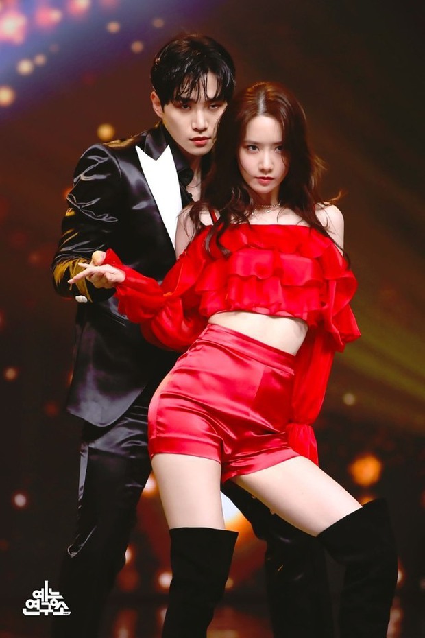 Yoona (SNSD) và Junho (2PM) tái ngộ trên sân khấu với màn trình diễn đầy mê hoặc