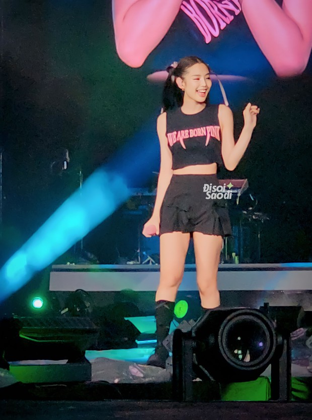 Jennie làm mê Việt Nam: BLACKPINK học nhảy See Tình, biểu diễn với nón lá và cười siêu đáng yêu trên sân khấu!