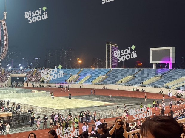 Concert BLACKPINK ngày 2: Đám đông thất vọng vì lỗi hệ thống, fan vẫn chưa thể nhận vé và tụ tập quẩy ngoài sân!