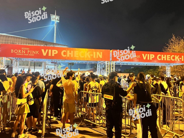Concert BLACKPINK ngày 2: Đám đông thất vọng vì lỗi hệ thống, fan vẫn chưa thể nhận vé và tụ tập quẩy ngoài sân!