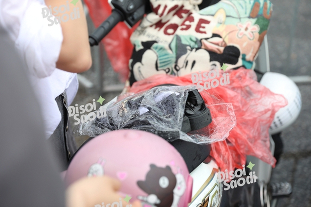 Mưa to làm gì cản trở diễn show BLACKPINK ngày 2: Fan vất vả thay đổi vòng đợi trước cơn bão!