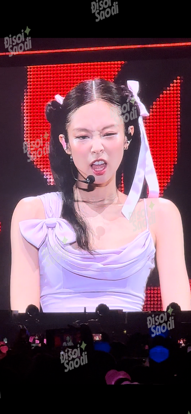 Jennie (BLACKPINK) bất ngờ gặp sự cố trang phục trong concert tại Hà Nội, xem ngay cách xử lý điểm 10 chỉ sau 5 giây!