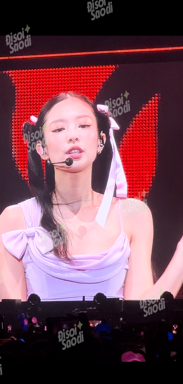 Jennie (BLACKPINK) bất ngờ gặp sự cố trang phục trong concert tại Hà Nội, xem ngay cách xử lý điểm 10 chỉ sau 5 giây!