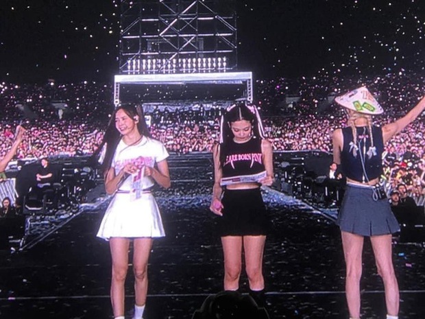 Jennie làm mê Việt Nam: BLACKPINK học nhảy See Tình, biểu diễn với nón lá và cười siêu đáng yêu trên sân khấu!