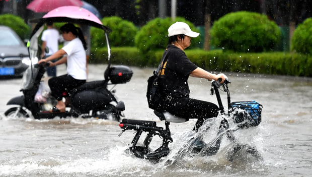 Bão Doksuri ở Trung Quốc: Gây mưa xối xả ở phía Bắc, cảnh báo mưa lớn tại Bắc Kinh - Ảnh 2.