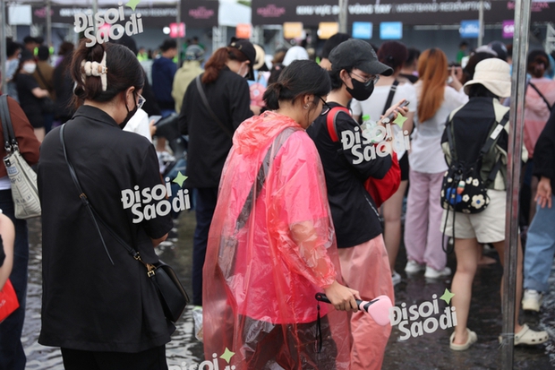 Mưa to làm gì cản trở diễn show BLACKPINK ngày 2: Fan vất vả thay đổi vòng đợi trước cơn bão!