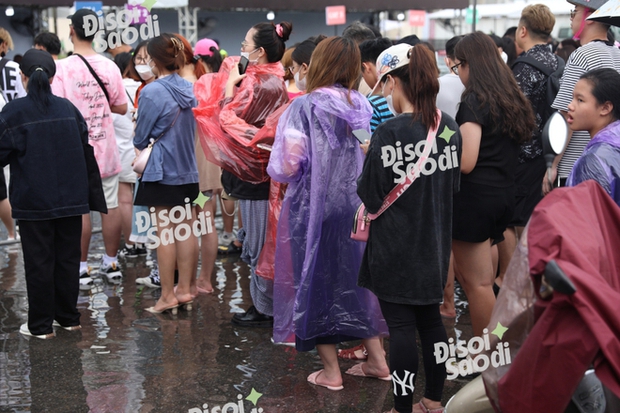 Mưa to làm gì cản trở diễn show BLACKPINK ngày 2: Fan vất vả thay đổi vòng đợi trước cơn bão!