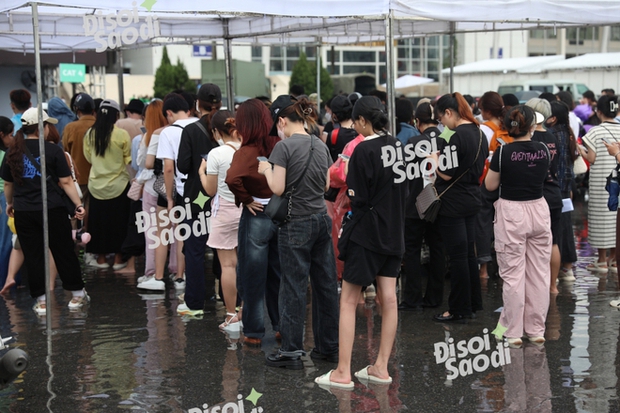 Mưa to làm gì cản trở diễn show BLACKPINK ngày 2: Fan vất vả thay đổi vòng đợi trước cơn bão!