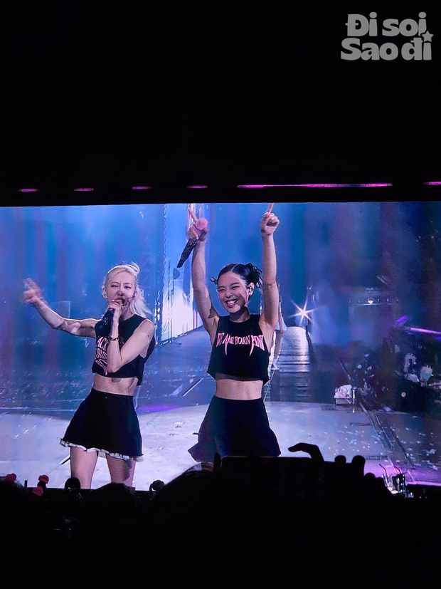 BLACKPINK phô diễn dưới trời mưa khoe khoảnh khắc cảm xúc, Rosé và Jennie gửi lời chia tay ganh đua fan Việt