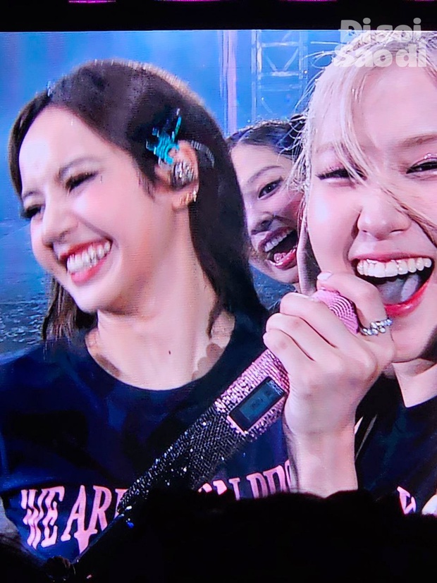 BLACKPINK phô diễn dưới trời mưa khoe khoảnh khắc cảm xúc, Rosé và Jennie gửi lời chia tay ganh đua fan Việt