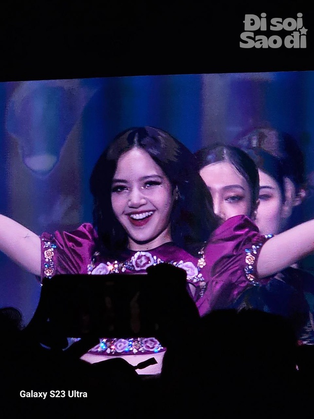BLACKPINK phô diễn dưới trời mưa khoe khoảnh khắc cảm xúc, Rosé và Jennie gửi lời chia tay ganh đua fan Việt
