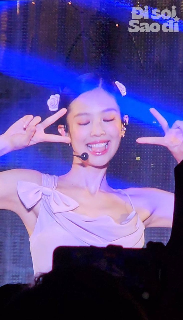 BLACKPINK phô diễn dưới trời mưa khoe khoảnh khắc cảm xúc, Rosé và Jennie gửi lời chia tay ganh đua fan Việt