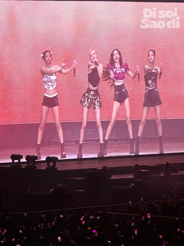 BLACKPINK phô diễn dưới trời mưa khoe khoảnh khắc cảm xúc, Rosé và Jennie gửi lời chia tay ganh đua fan Việt