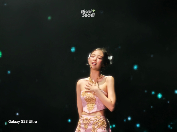 BLACKPINK tương tác cực đáng yêu và thể hiện visual tuyệt vời dưới mưa, tại show diễn ở Hà Nội!