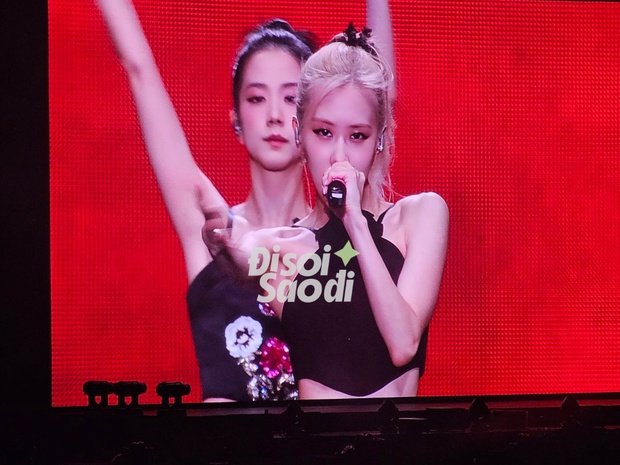 Loạt biểu cảm của BLACKPINK chỉ có trong concert Hà Nội: Jennie nũng nịu khi bị muỗi đốt, Lisa - Jisoo xử lý sự cố cực đáng yêu! - Ảnh 11.