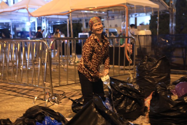 Sân vận động Mỹ Đình bội thực rác sau đêm diễn của BlackPink - Ảnh 19. Sân vận động Mỹ Đình bội thực rác sau đêm diễn của BlackPink - Ảnh 19.