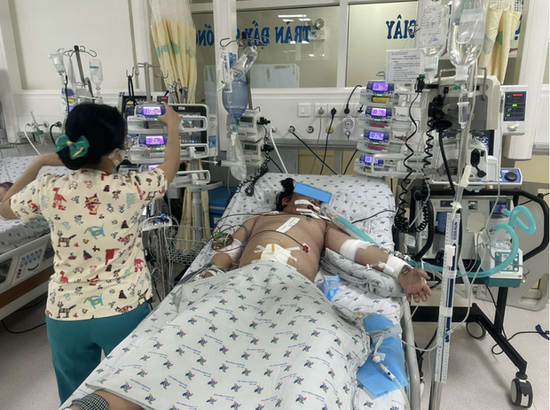 Em bé 5 tháng tuổi nặng 11kg bị sốt xuất huyết nặng - Ảnh 3.