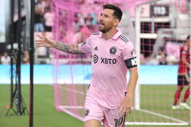 Ưu ái đặc biệt: Lionel Messi gây bất ngờ khi mặc trang phục để tưởng nhớ huyền thoại Diego Maradona