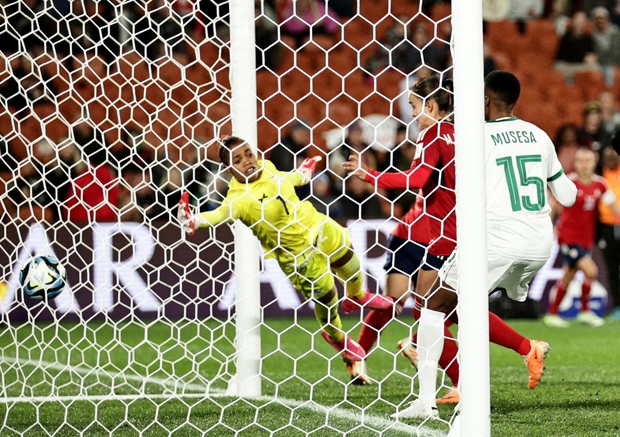 Niềm hạnh phúc chưa từng có: Đội bóng lần đầu dự World Cup rời giải bằng trận thắng đầy cảm xúc