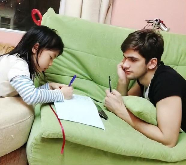 Nam người mẫu dày công theo đuổi mẹ đơn thân hơn mình 16 tuổi - Ảnh 4. Nam người mẫu dày công theo đuổi mẹ đơn thân hơn mình 16 tuổi - Ảnh 4.