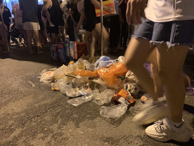 Sân vận động Mỹ Đình bội thực rác sau đêm diễn của BlackPink - Ảnh 10. Sân vận động Mỹ Đình bội thực rác sau đêm diễn của BlackPink - Ảnh 10.