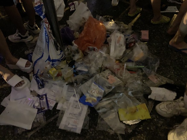 Sân vận động Mỹ Đình bội thực rác sau đêm diễn của BlackPink - Ảnh 9. Sân vận động Mỹ Đình bội thực rác sau đêm diễn của BlackPink - Ảnh 9.