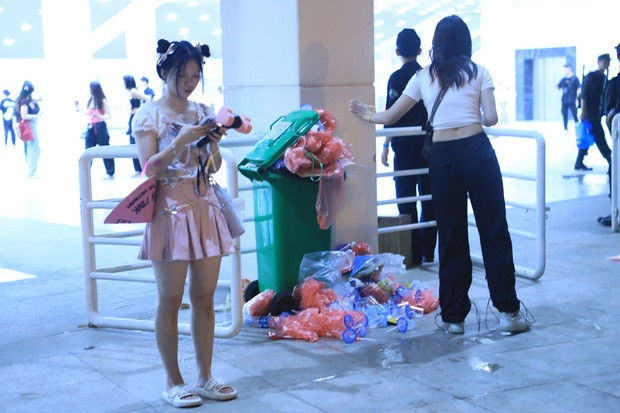 Sân vận động Mỹ Đình bội thực rác sau đêm diễn của BlackPink - Ảnh 8. Sân vận động Mỹ Đình bội thực rác sau đêm diễn của BlackPink - Ảnh 8.