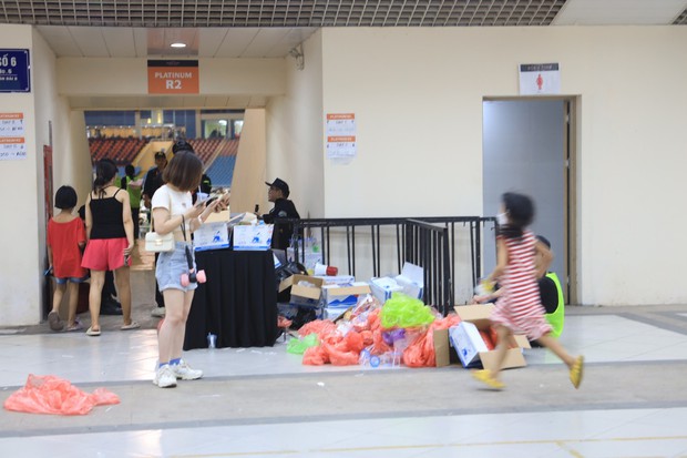 Sân vận động Mỹ Đình bội thực rác sau đêm diễn của BlackPink - Ảnh 7. Sân vận động Mỹ Đình bội thực rác sau đêm diễn của BlackPink - Ảnh 7.