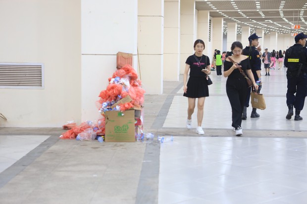 Sân vận động Mỹ Đình bội thực rác sau đêm diễn của BlackPink - Ảnh 6. Sân vận động Mỹ Đình bội thực rác sau đêm diễn của BlackPink - Ảnh 6.