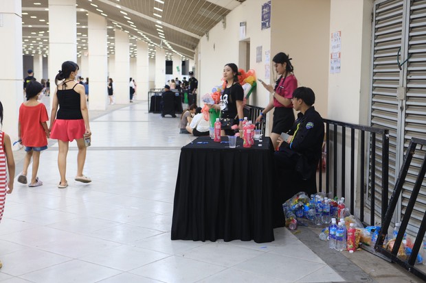 Sân vận động Mỹ Đình bội thực rác sau đêm diễn của BlackPink - Ảnh 5. Sân vận động Mỹ Đình bội thực rác sau đêm diễn của BlackPink - Ảnh 5.