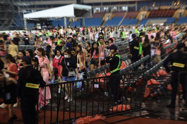 Sân vận động Mỹ Đình bội thực rác sau đêm diễn của BlackPink - Ảnh 4. Sân vận động Mỹ Đình bội thực rác sau đêm diễn của BlackPink - Ảnh 4.