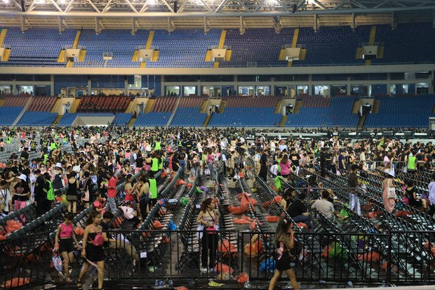 Sân vận động Mỹ Đình bội thực rác sau đêm diễn của BlackPink - Ảnh 1. Sân vận động Mỹ Đình bội thực rác sau đêm diễn của BlackPink - Ảnh 1.