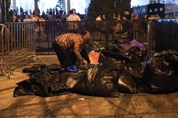 Sân vận động Mỹ Đình bội thực rác sau đêm diễn của BlackPink - Ảnh 18. Sân vận động Mỹ Đình bội thực rác sau đêm diễn của BlackPink - Ảnh 18.