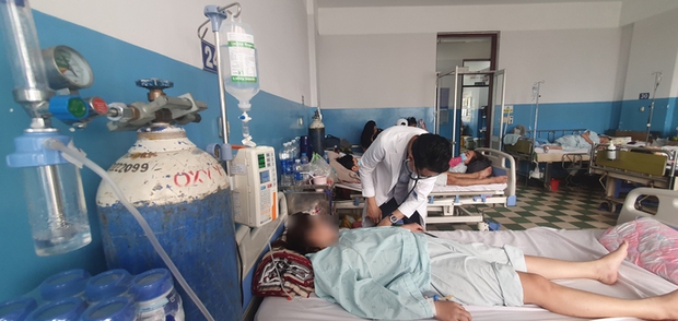 Em bé 5 tháng tuổi nặng 11kg bị sốt xuất huyết nặng - Ảnh 2.