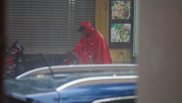 Mưa lớn bất ngờ ở Hà Nội khiến nhiều người trở tay không kịp, xe cộ vật lộn trong nước - Ảnh 6.