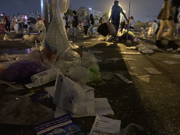 Sân vận động Mỹ Đình bội thực rác sau đêm diễn của BlackPink - Ảnh 17. Sân vận động Mỹ Đình bội thực rác sau đêm diễn của BlackPink - Ảnh 17.