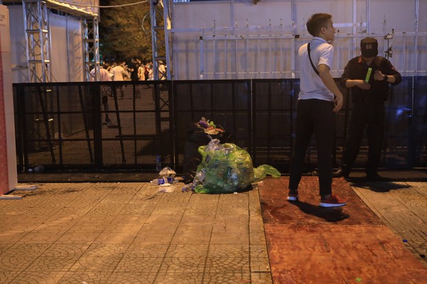 Sân vận động Mỹ Đình bội thực rác sau đêm diễn của BlackPink - Ảnh 16. Sân vận động Mỹ Đình bội thực rác sau đêm diễn của BlackPink - Ảnh 16.