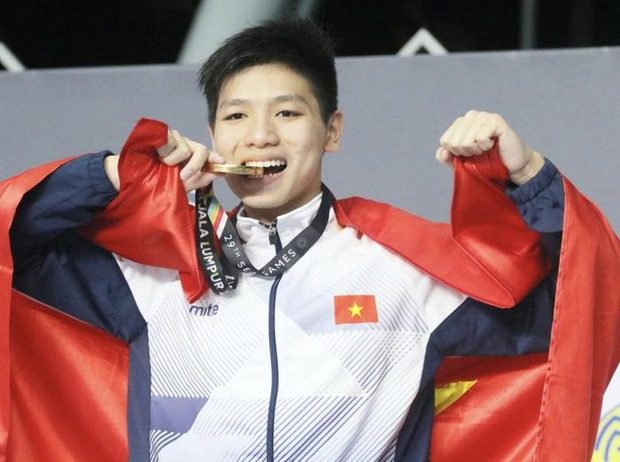 Kình ngư Kim Sơn phản pháo phát ngôn của Hoa hậu Ý Nhi nổi tiếng cỡ nào? - Ảnh 3. Kình ngư Kim Sơn phản pháo phát ngôn của Hoa hậu Ý Nhi nổi tiếng cỡ nào? - Ảnh 3.