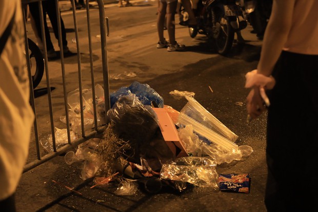 Sân vận động Mỹ Đình bội thực rác sau đêm diễn của BlackPink - Ảnh 14. Sân vận động Mỹ Đình bội thực rác sau đêm diễn của BlackPink - Ảnh 14.