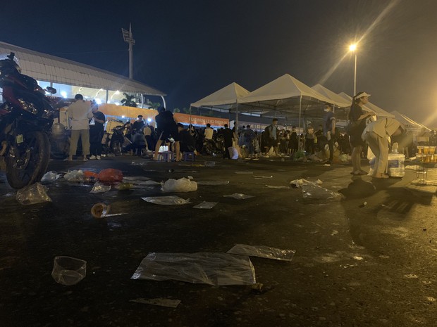 Sân vận động Mỹ Đình bội thực rác sau đêm diễn của BlackPink - Ảnh 13. Sân vận động Mỹ Đình bội thực rác sau đêm diễn của BlackPink - Ảnh 13.