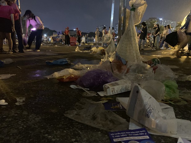 Sân vận động Mỹ Đình bội thực rác sau đêm diễn của BlackPink - Ảnh 12. Sân vận động Mỹ Đình bội thực rác sau đêm diễn của BlackPink - Ảnh 12.