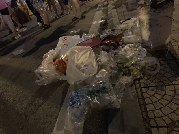 Sân vận động Mỹ Đình bội thực rác sau đêm diễn của BlackPink - Ảnh 11. Sân vận động Mỹ Đình bội thực rác sau đêm diễn của BlackPink - Ảnh 11.